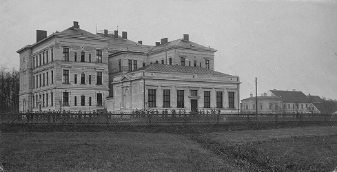historická fotka budovy školy