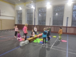 Cvičení druháčků s trenérkami atletiky