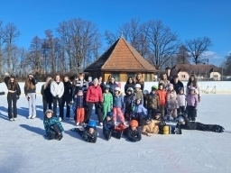Společné bruslení prvňáčků s deváťáky