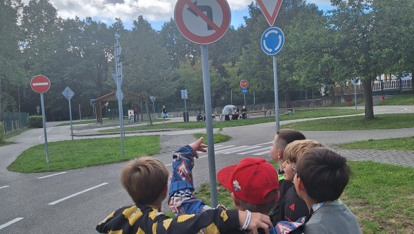Den bez aut ve školní družině